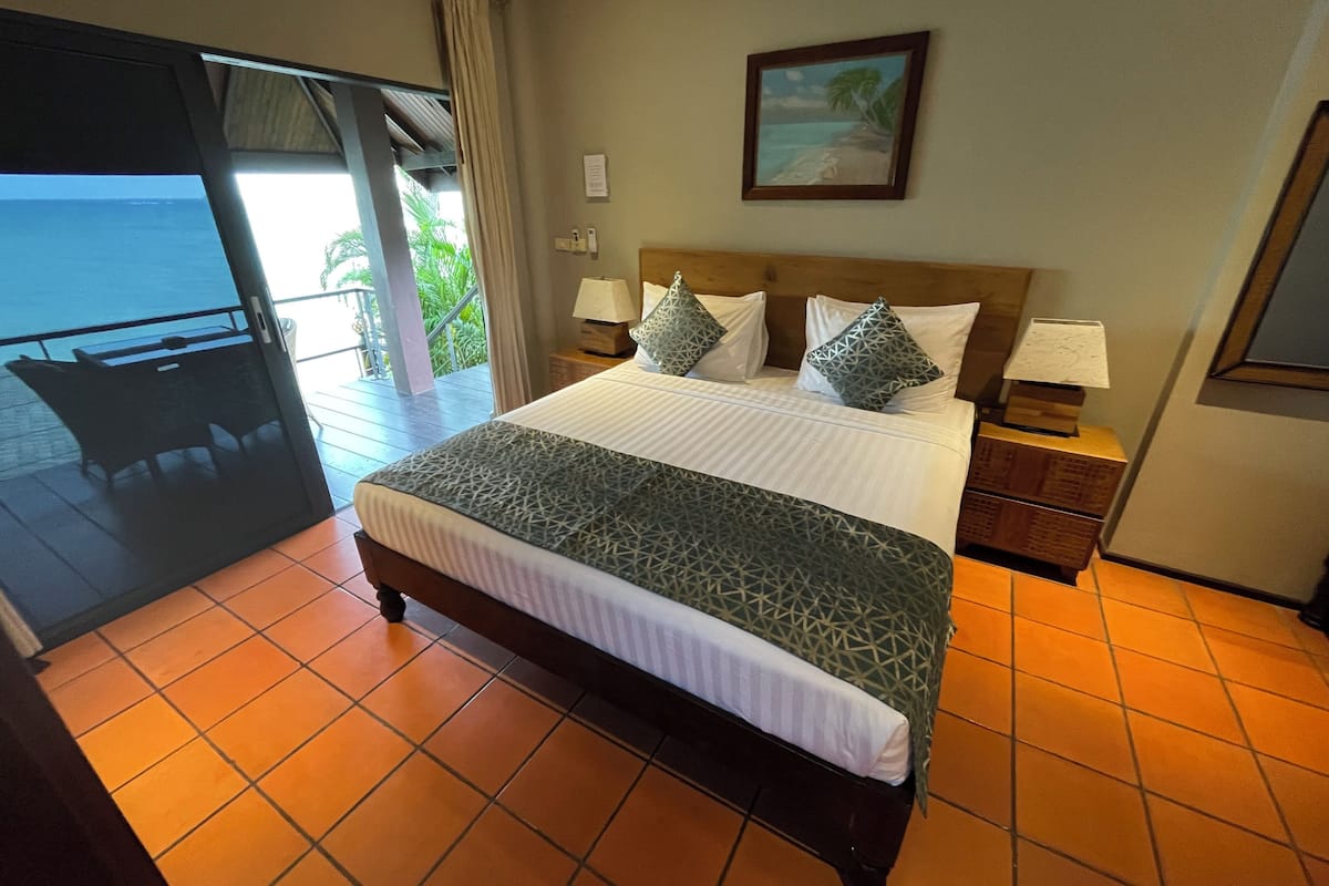deluxe bungalow, 1 king bed, sea view | 1 bedroom, free minibar items, in-room safe, free wifi