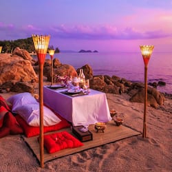 Aperto a colazione, cucina internazionale, con vista sulla spiaggia