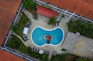 Piscina all'aperto, con ingresso dalle 10:00 alle 22:00, lettini