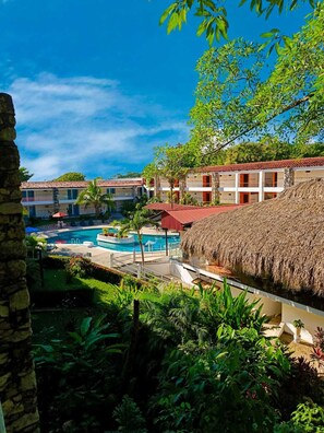 Outdoor pool, open 10:00 AM to 10:00 PM, sun loungers - Hotel Plaza Palenque (Palenque)
