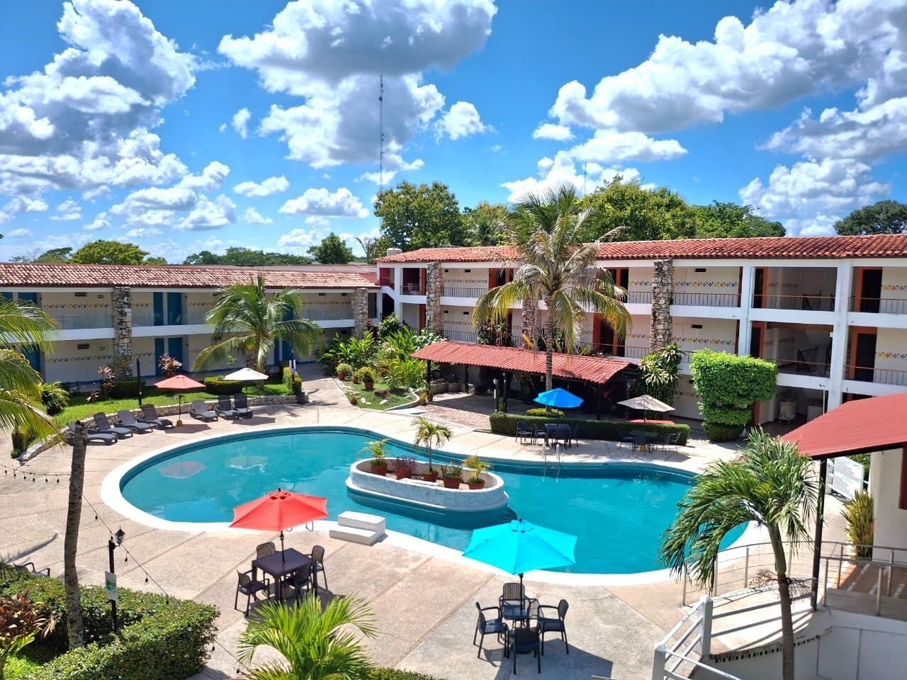 outdoor pool, open 10:00 am to 10:00 pm, pool loungers