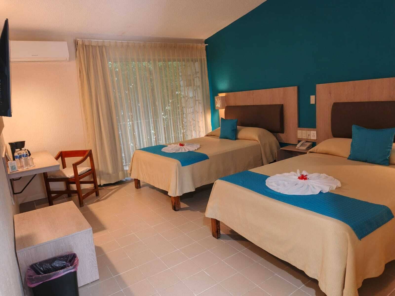 ห้องลักซ์ชัวรี่ดับเบิล, เตียงควีนไซส์ 2 เตียง, ระเบียง | เครื่องนอนป้องกันสารก่อภูมิแพ้, ตู้นิรภัยในห้องพัก, โต๊ะทำงาน