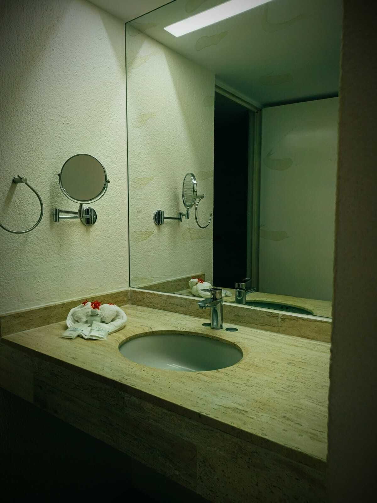 ラグジュアリー ダブルルーム クイーンベッド 2 台 バルコニー | バスルーム | シャワー、ヘアドライヤー、タオル、石鹸