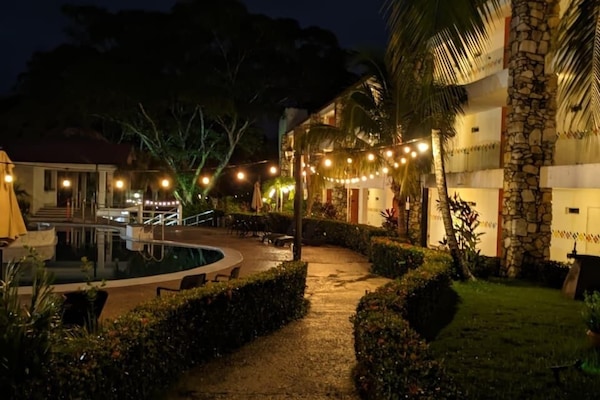 Kolam renang outdoor, dengan kursi berjemur