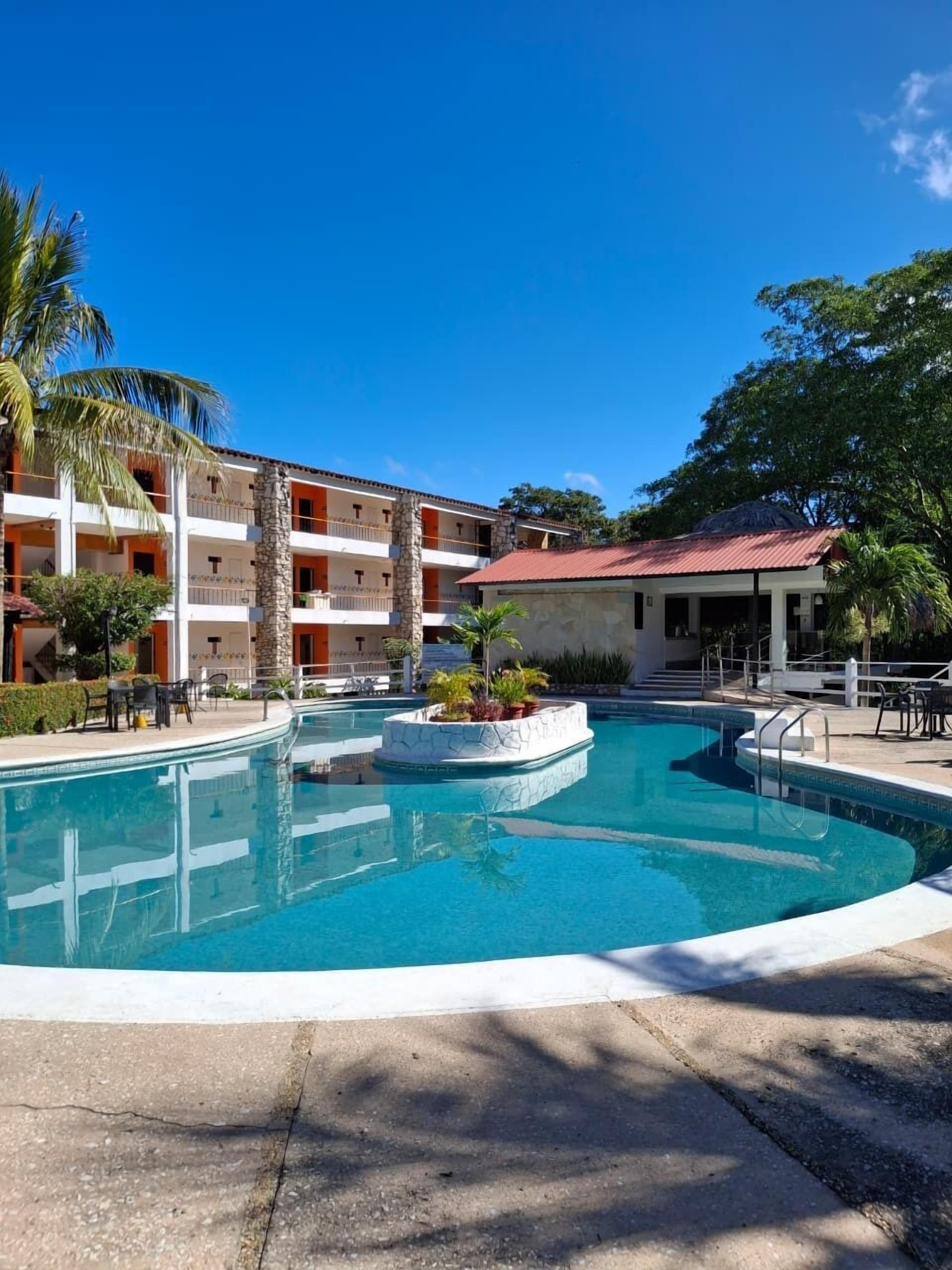 Ulkouima-allas avoinna 10.00–22.00, aurinkotuoleja