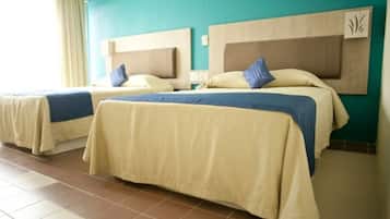 Habitación doble estándar, 2 camas matrimoniales (2 double beds) | 1 habitación, caja de seguridad en la habitación y escritorio
