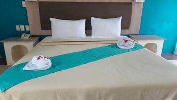 Luxe kamer, 1 tweepersoonsbed, balkon | Hypoallergeen beddengoed, een kluis op de kamer, een bureau