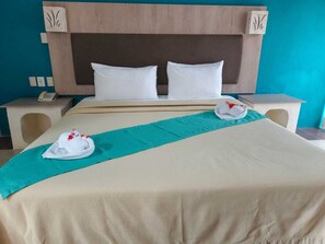 ห้องลักซ์ชัวรี่, เตียงใหญ่ 1 เตียง, ระเบียง | เครื่องนอนป้องกันสารก่อภูมิแพ้, ตู้นิรภัยในห้องพัก, โต๊ะทำงาน