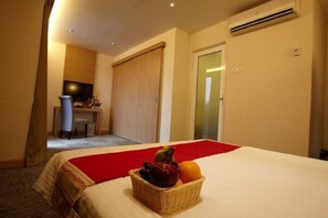 Deluxe Premium Room | Down comforters, in-room safe, desk, soundproofing