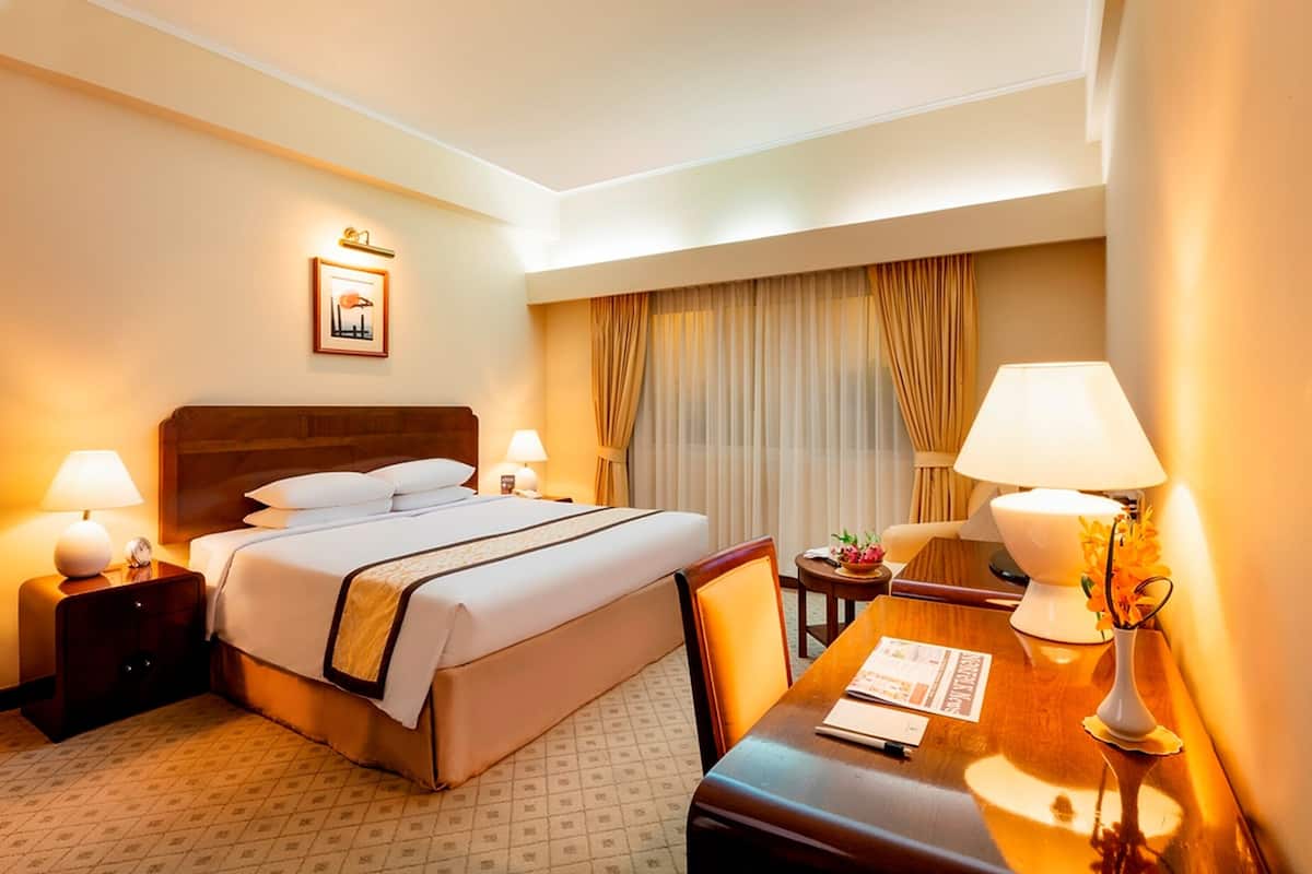 Deluxe Signature Double | 1 bedroom, free minibar items, in-room safe, desk
