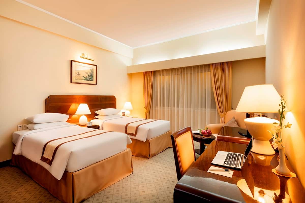 ห้องดีลักซ์ทวิน (Signature) | มินิบาร์ฟรีบางอย่าง, ตู้นิรภัยในห้องพัก, โต๊ะทำงาน, ผ้าม่านกันแสง
