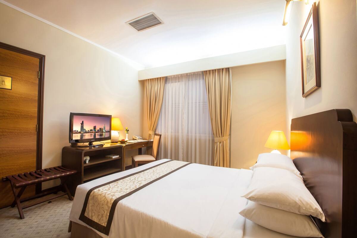 มินิบาร์ฟรีบางอย่าง, ตู้นิรภัยในห้องพัก, โต๊ะทำงาน, ผ้าม่านกันแสง