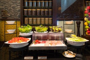 Serveert ontbijt, lunch, diner, internationale gerechten 