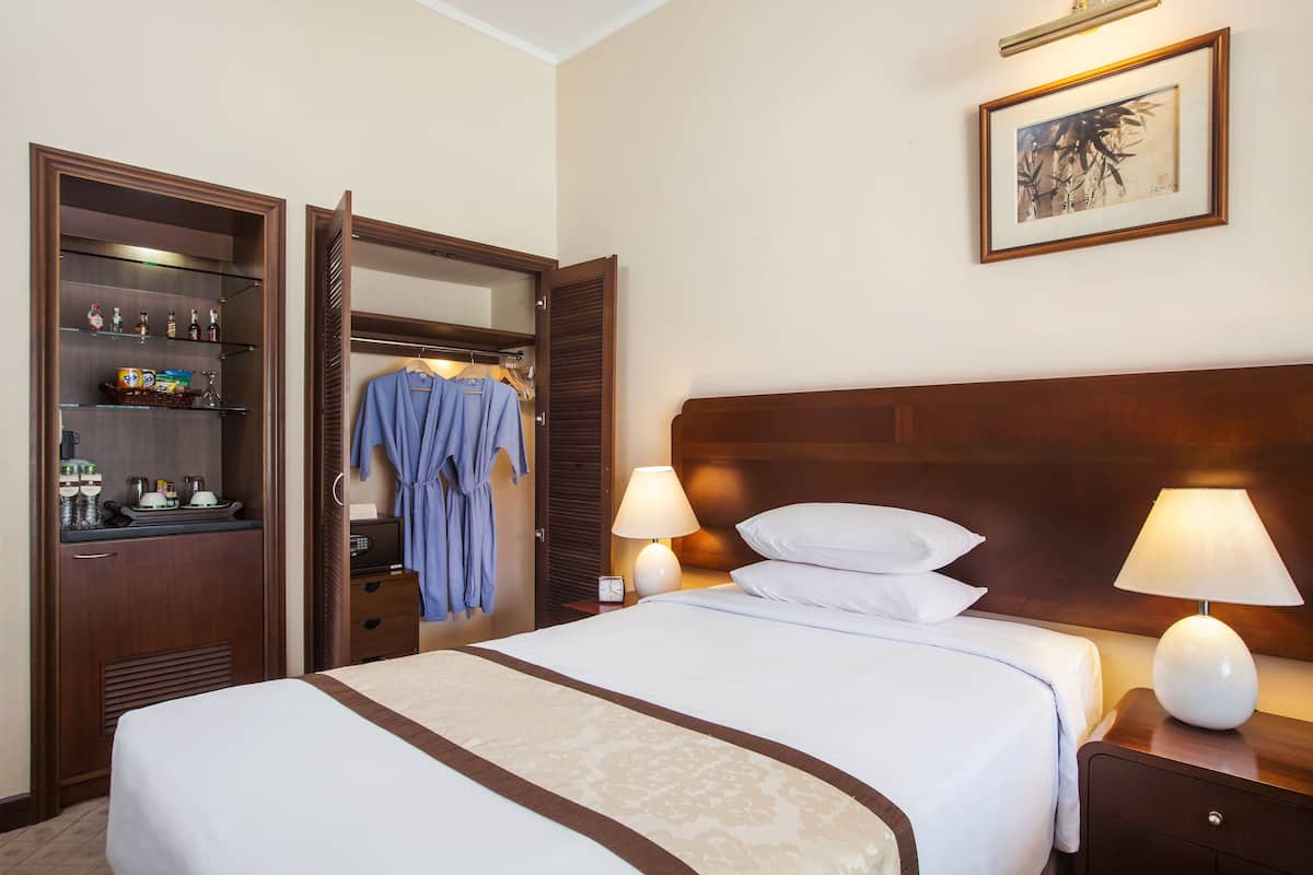 1 bedroom, free minibar items, in-room safe, desk