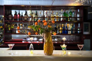 2 bars/lounges