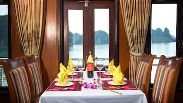 Breakfast, lunch, dinner served; Fusion cuisine