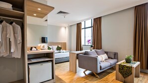 Suite – deluxe | Skrivebord, skrivebord for bærbar PC og blendingsgardiner