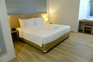 Deluxe-Zimmer | Kostenlose Minibar, Zimmersafe, individuell dekoriert, Schreibtisch