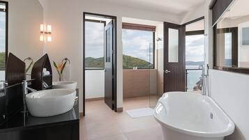 Clubhouse Suite | Bathroom | Shower, free toiletries, hair dryer, towels