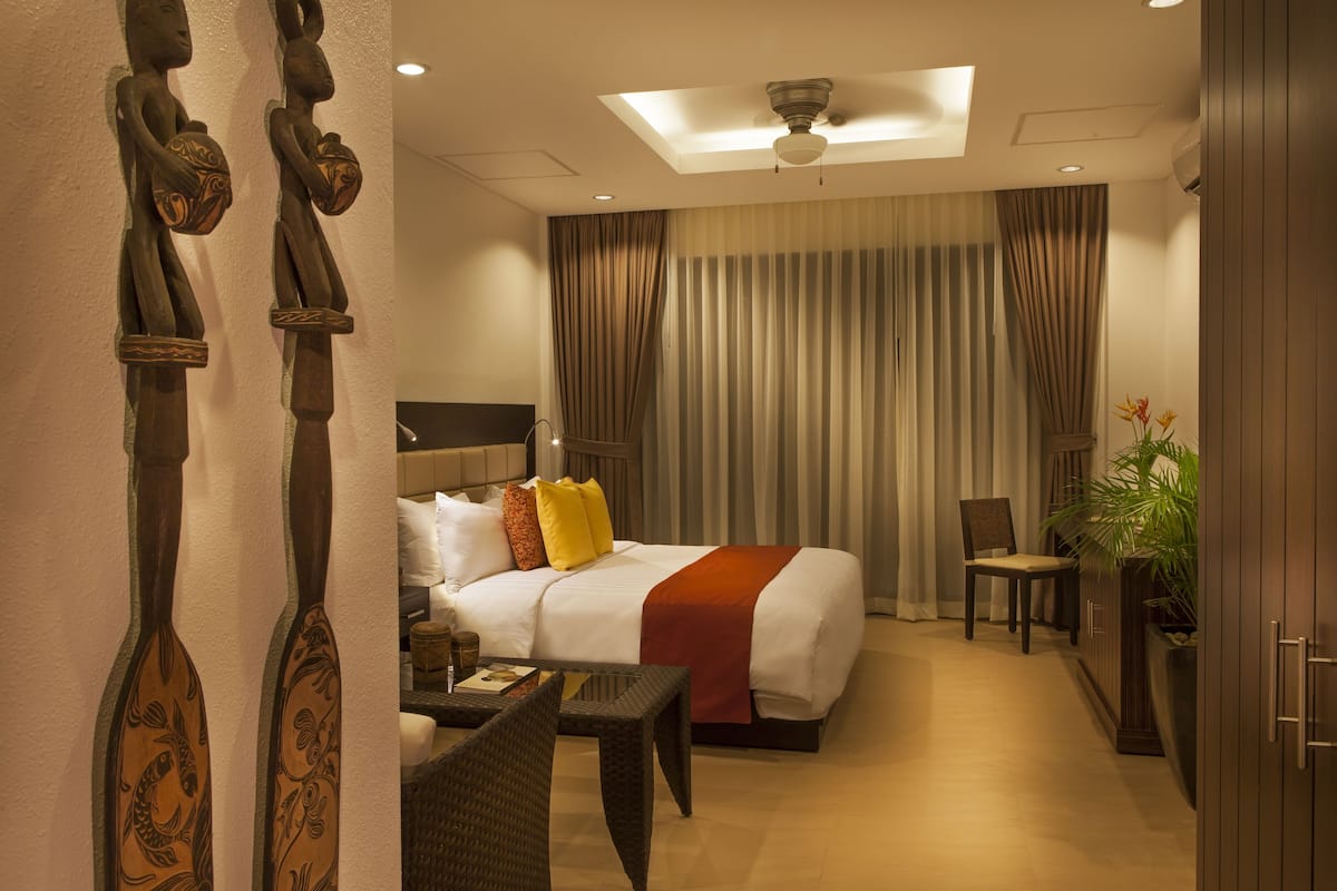 Clubhouse Superior | Minibar, in-room safe