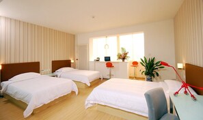 Desk, bed sheets - Shanshui Trends Hotel Liu Li Qiao (Beijing)