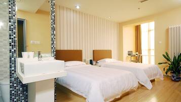 Habitación estándar con 2 camas individuales | Escritorio y ropa de cama