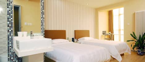 Standard Twin Room | Desk, bed sheets