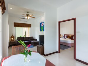 Suite Villa Pool  Access | منطقة المعيشة | تلفزيون بشاشة مسطحة، أفلام تدفع رسوم مشاهدتها
