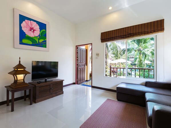 Deluxe Villa with Pool View | منطقة المعيشة | تلفزيون بشاشة مسطحة، أفلام تدفع رسوم مشاهدتها