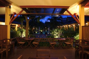 Breakfast, lunch, dinner served; Thai cuisine
