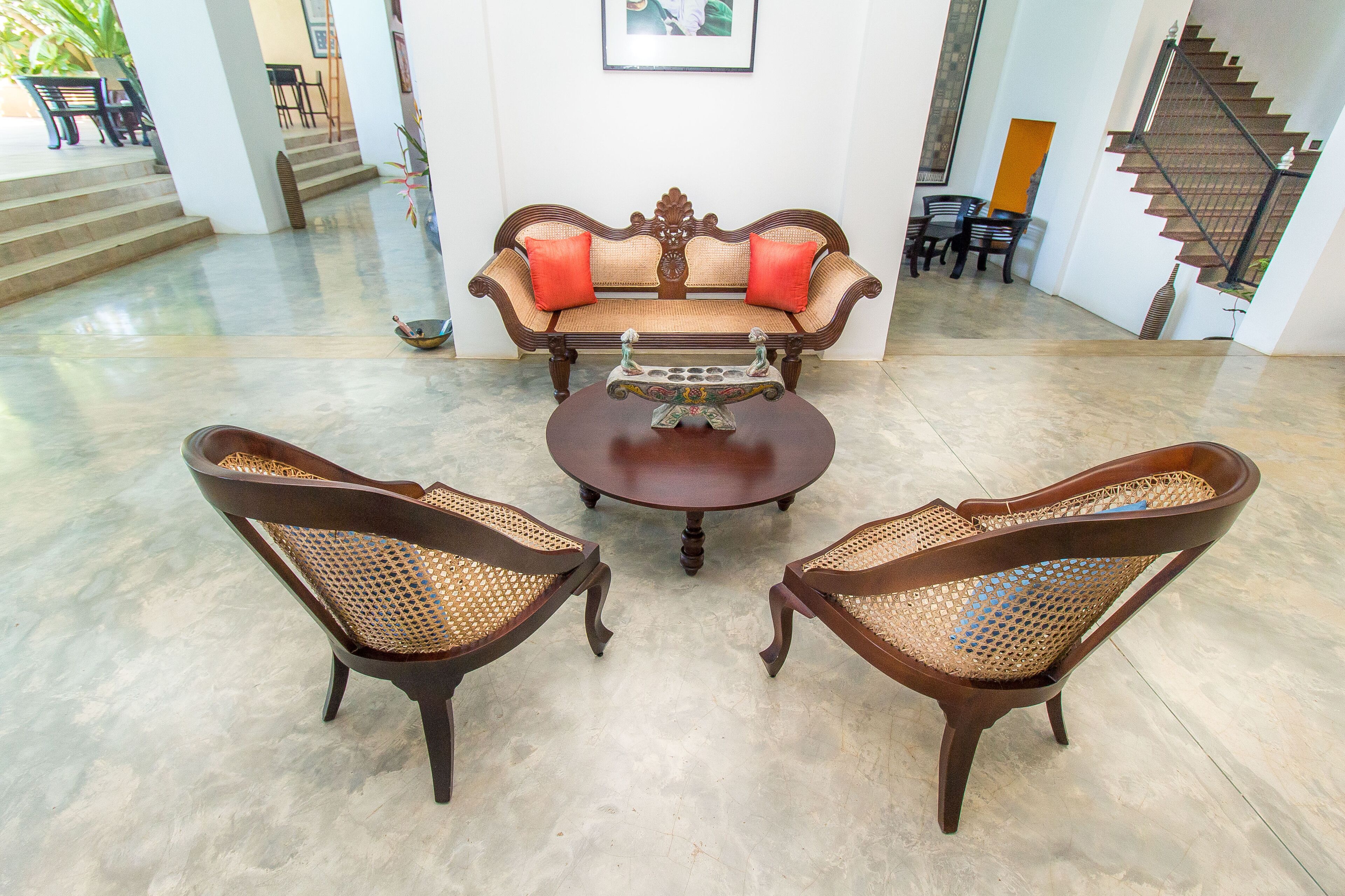 Amplia sala de estar con un conjunto de sofás, dos sillones y una mesa de centro.