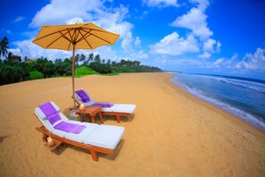 On the beach, sun loungers, beach towels - Aditya Boutique Hotel (Hikkaduwa)