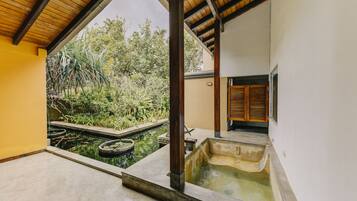 スイート (Shanthi Suite, Courtyard View) | ミニバー、セーフティボックス (室内)、アイロン / アイロン台、WiFi (無料)