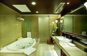 Deluxe Century Suite | Bathroom