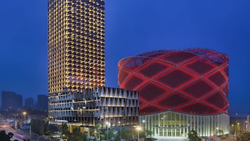 Majoituspaikan julkisivu illalla/yöllä