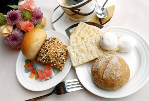 Café da manhã com buffet todos os dias mediante uma taxa