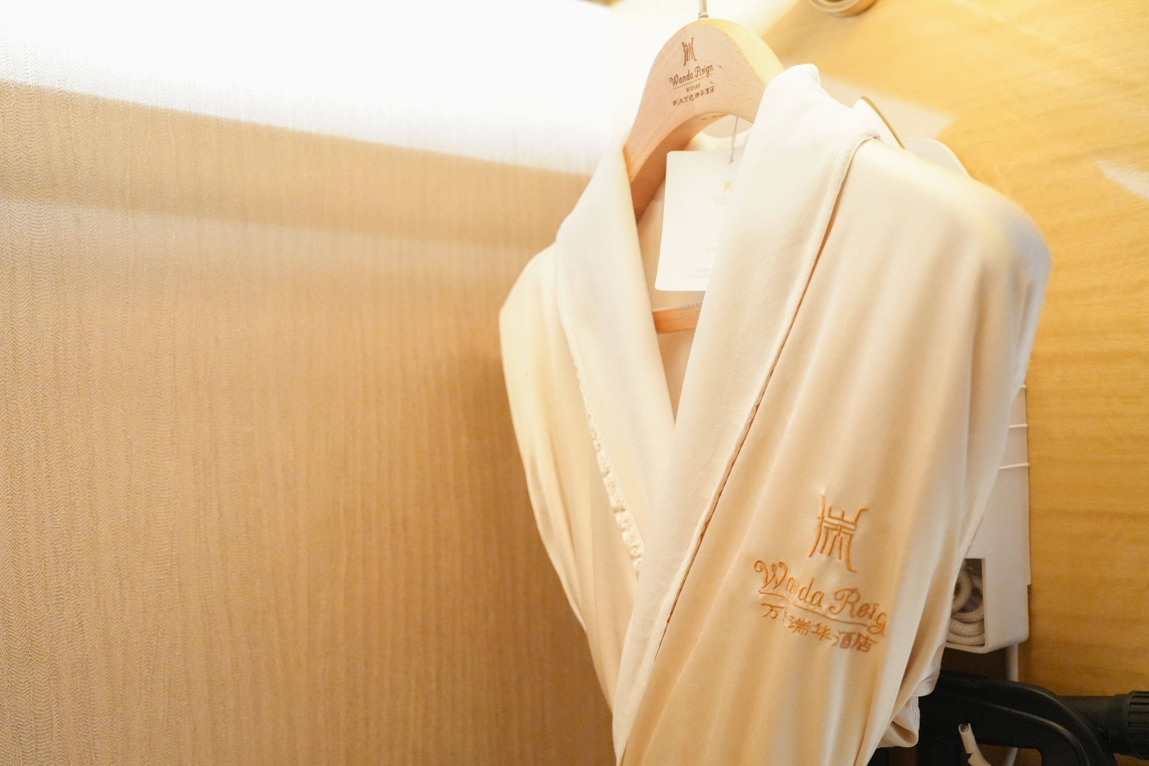 deluxe hollywood twin room | 1 bedroom, premium bedding, down duvets, memory-foam beds