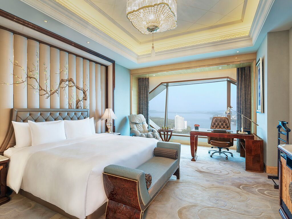 Executive kamer, uitzicht op meer | Luxe beddengoed, donzen dekbedden, bedden met traagschuimmatras