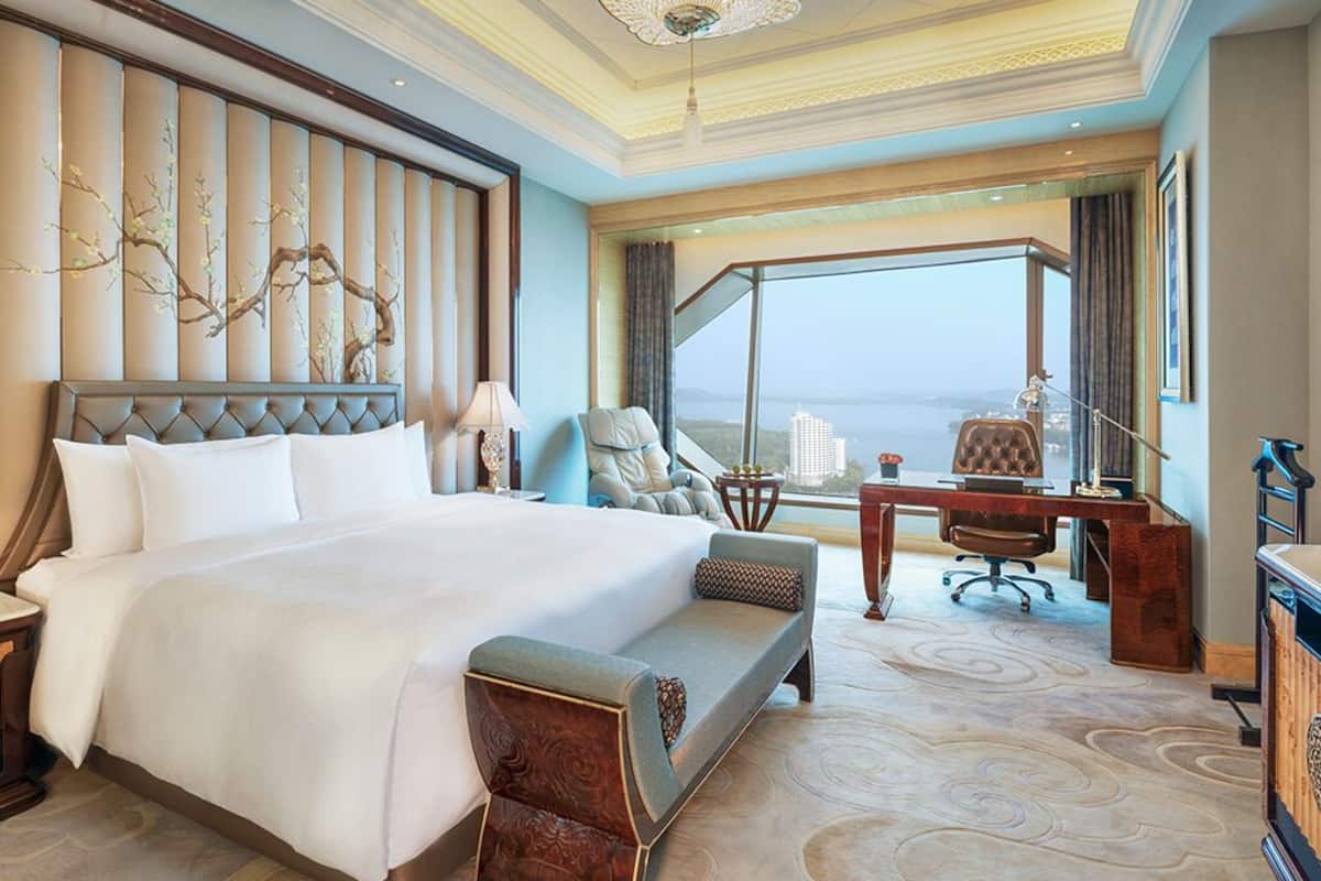 Executive King Room Lake View | Premium bedding, down comforters, memory foam beds, minibar