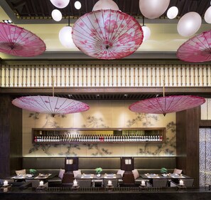 3 restaurants; breakfast, lunch and dinner served  - Wanda Reign Wuhan (Wuhan)