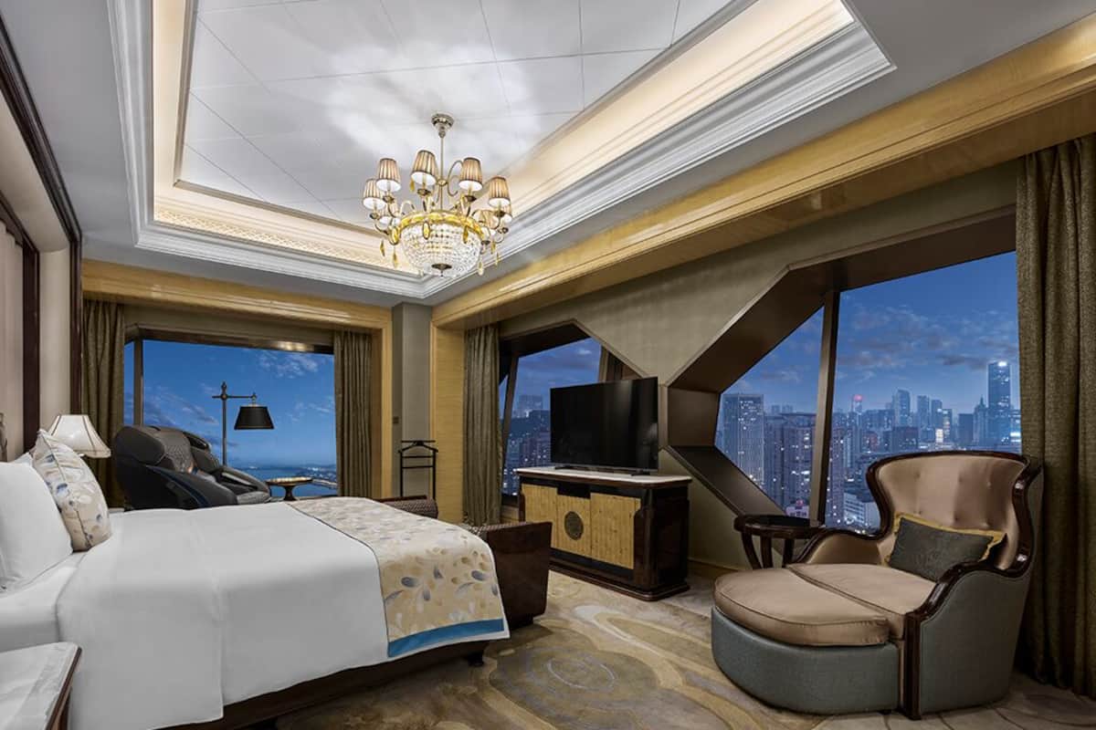 Deluxe Suite | Premium bedding, down comforters, memory foam beds, minibar