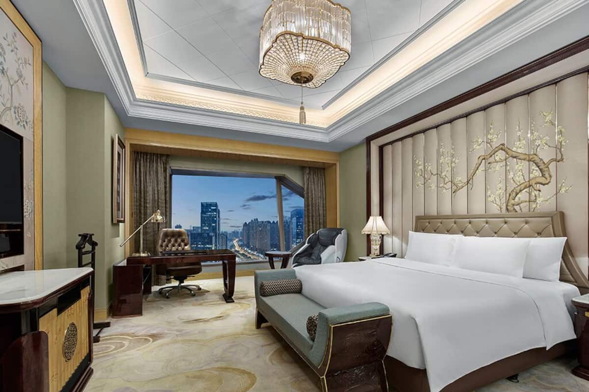 Executive King Room | Premium bedding, down comforters, memory foam beds, minibar