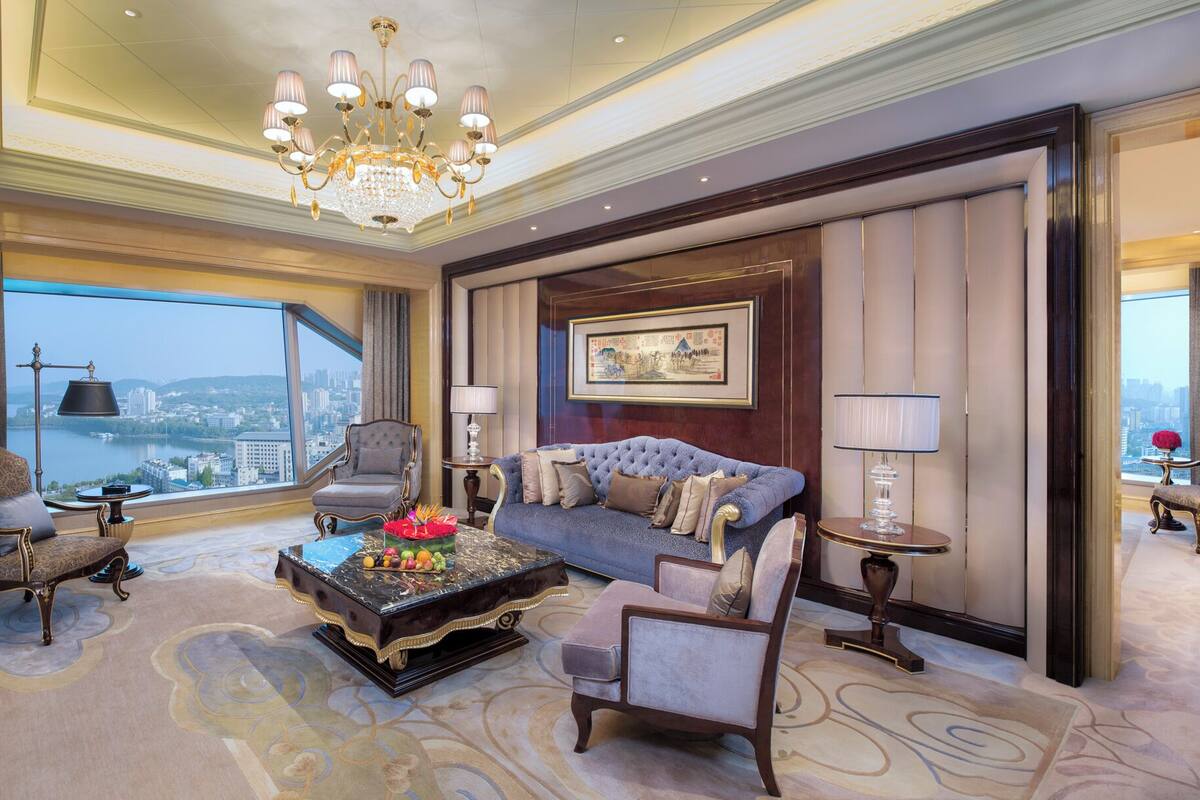 deluxe suite | 1 bedroom, premium bedding, down duvets, memory-foam beds