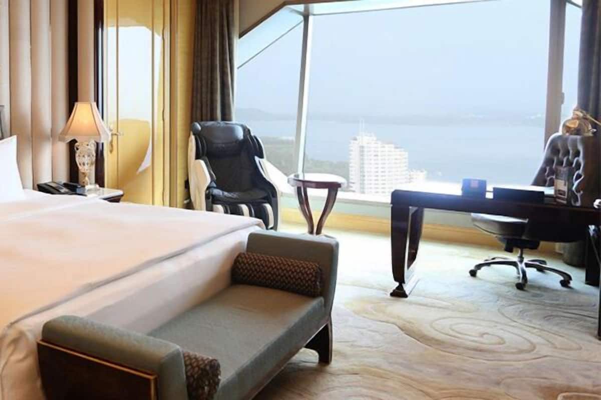 Grand Deluxe Lake View