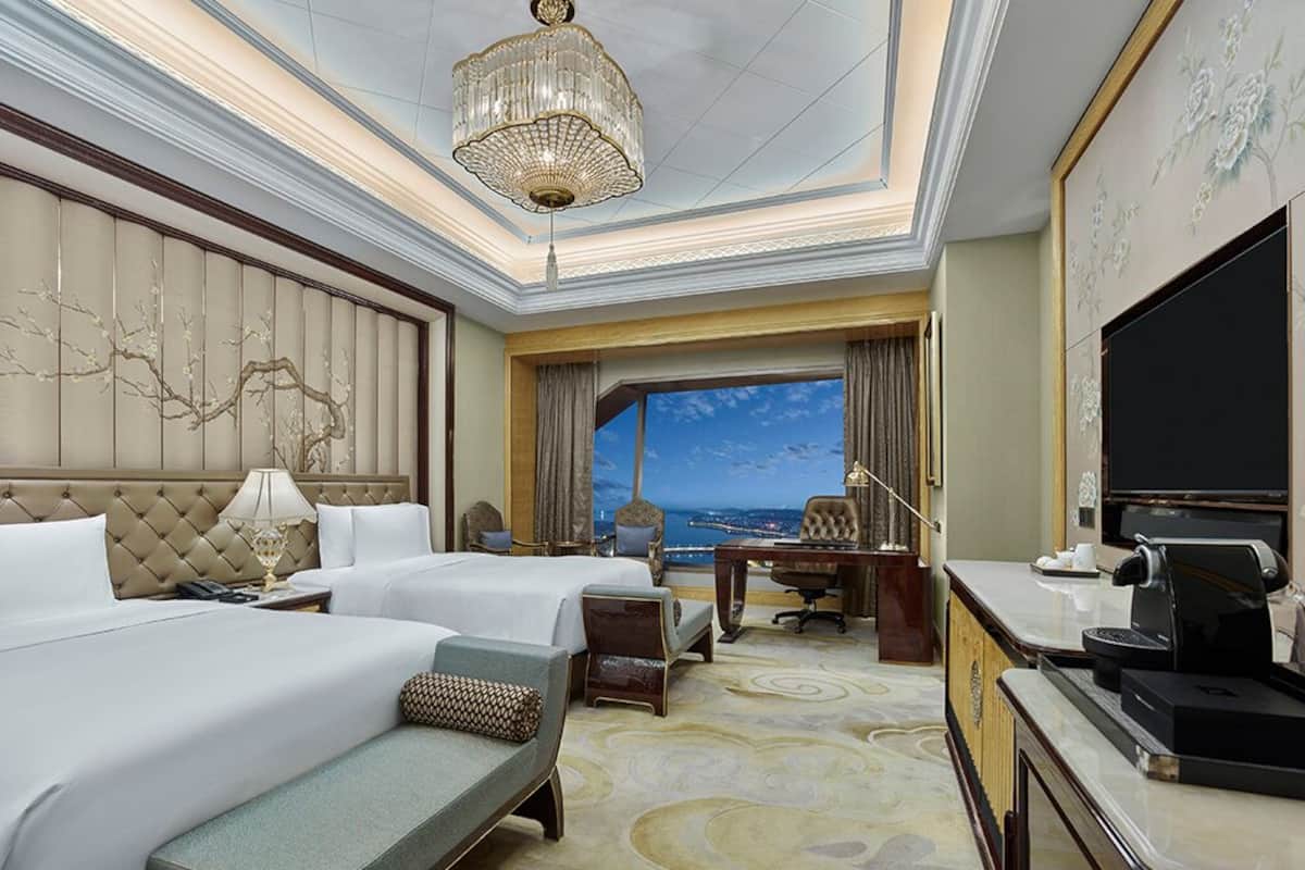 Executive Twin Room with Donghu View | Premium bedding, down comforters, memory foam beds, minibar