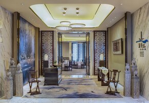 3 restaurants, breakfast, lunch, dinner served; Japanese cuisine 