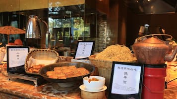 อาหารเช้าแบบบุฟเฟ่ต์ทุกวัน (CNY 228 ต่อคน)