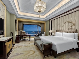 Executive King Room Lake View | Premium bedding, down comforters, memory foam beds, minibar