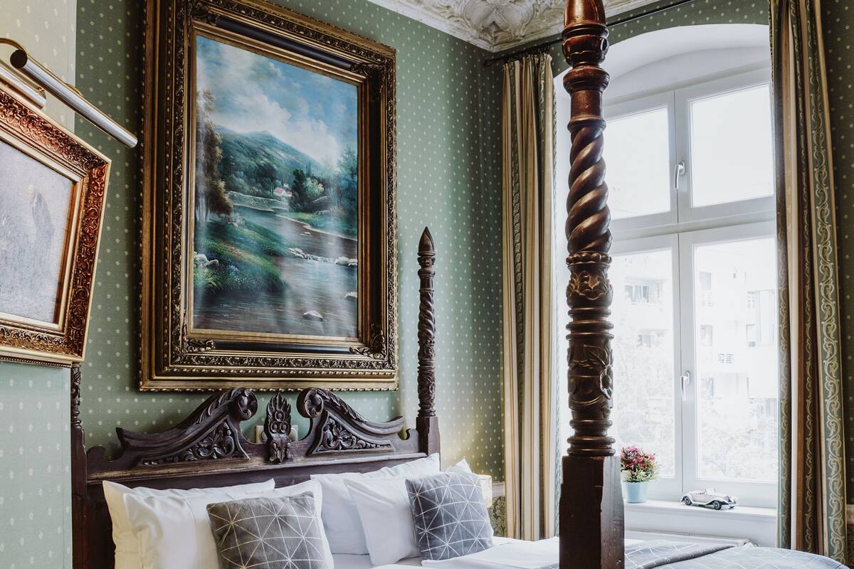 Hypo-allergenic bedding, iron/ironing board, free WiFi, bed sheets