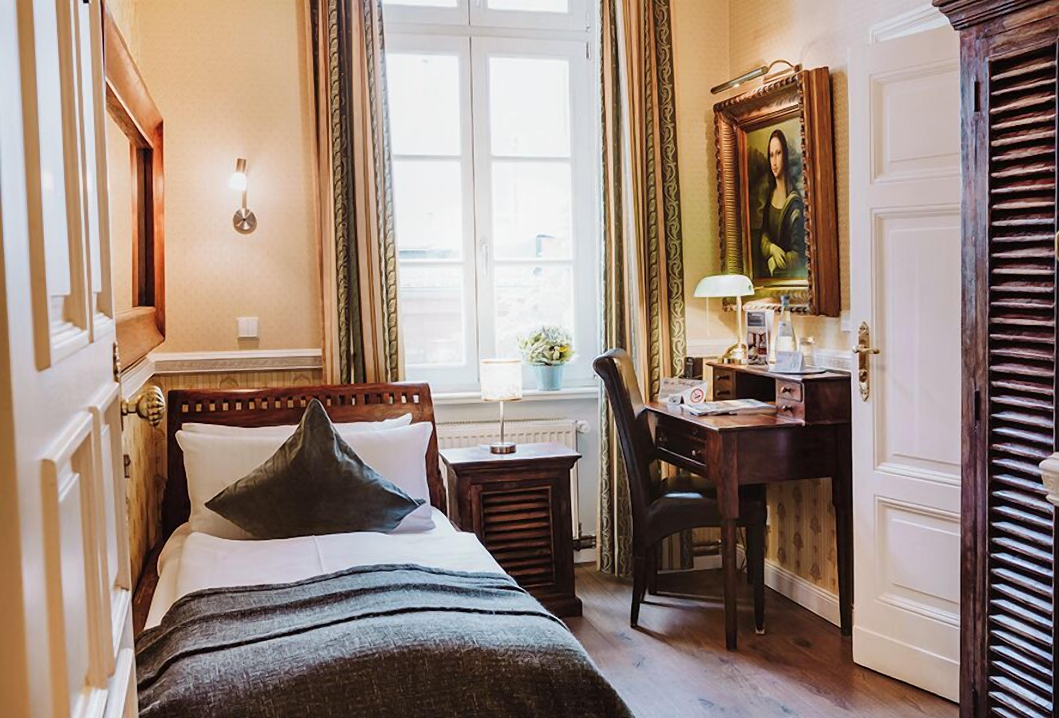 Quarto solteiro básico | Roupas de cama antialérgicas, ferros/tábuas de passar roupa